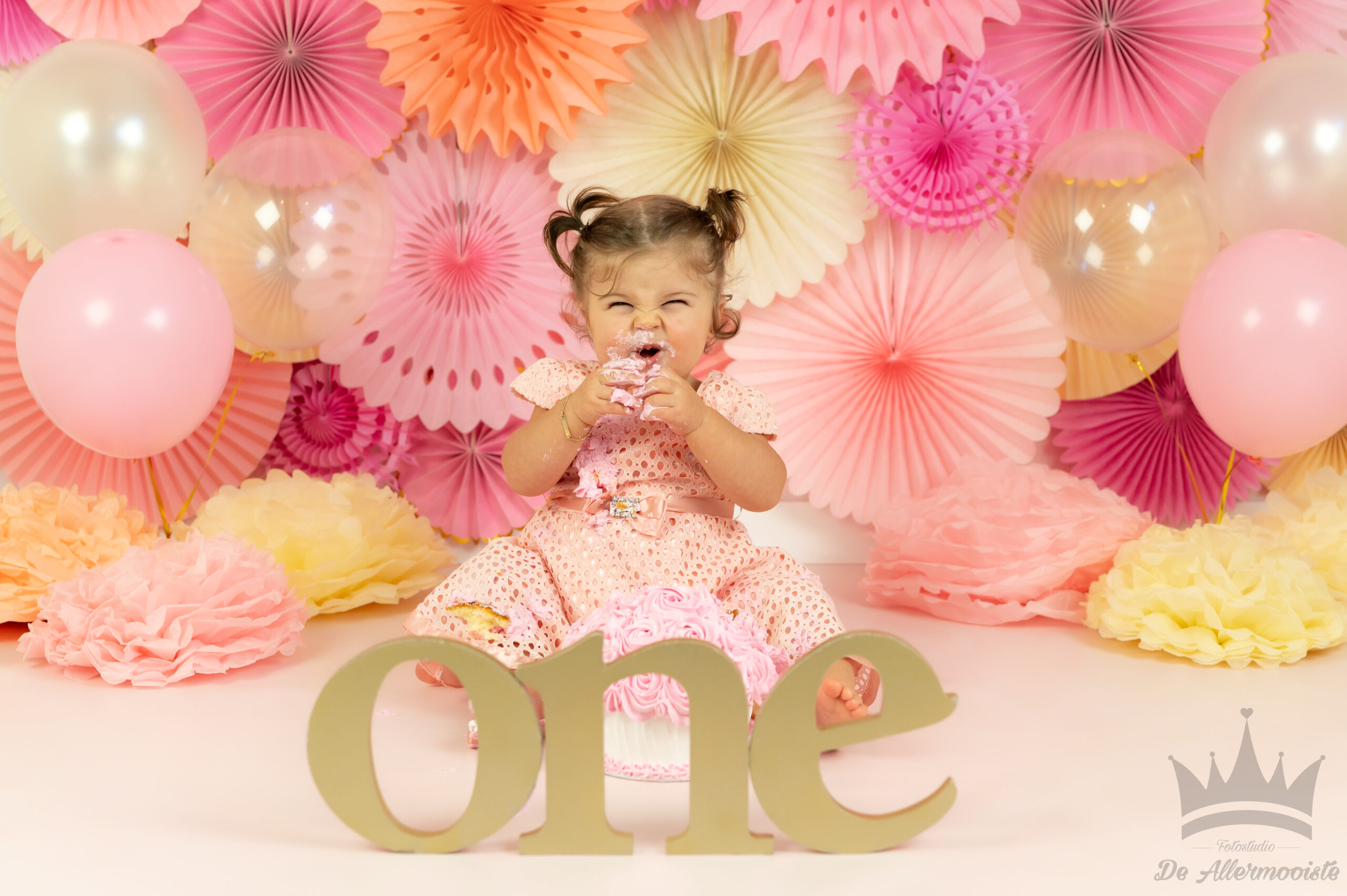 Cake smash, fotoshoot, fotostudio, fotograaf, taart, kind, baby, kinderfotograaf, kinderfotoshoot, kind, eerste verjaardag, 1 jaar